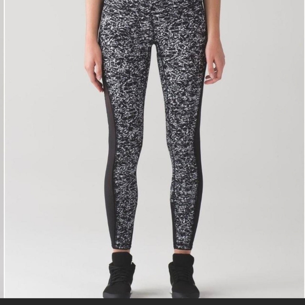 lululemon- Deep Breath- Black & White Patterned Leggings. Size 6